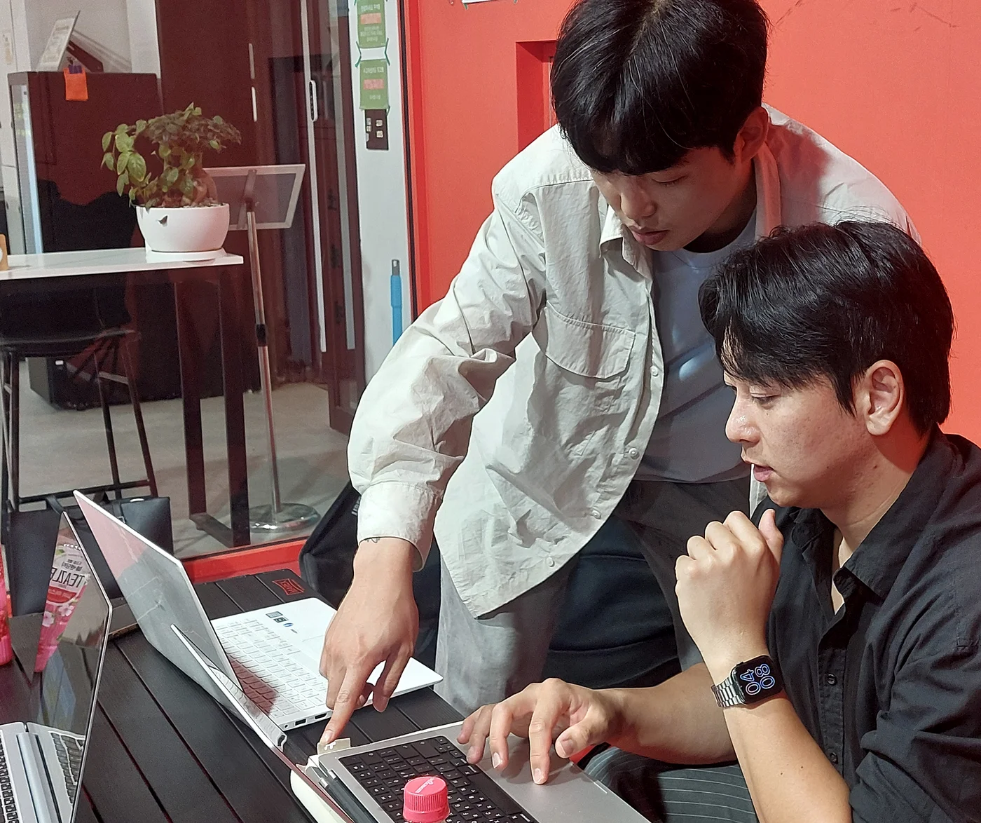 화면을 같이 보며 막힌 지점을 짚는 모습